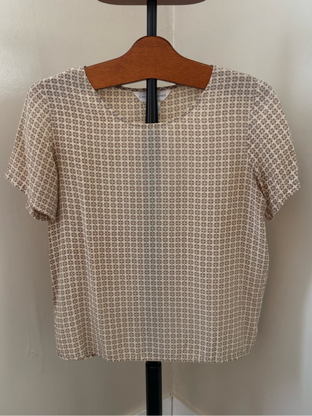 Casual Corner Vintage Short Sleeve Silk Blouse Beige Patterned Medium